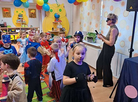 Dzieci tańczą na balu