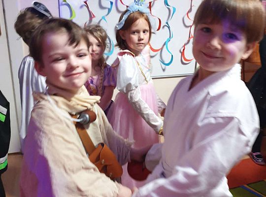 Dzieci tańczą na balu