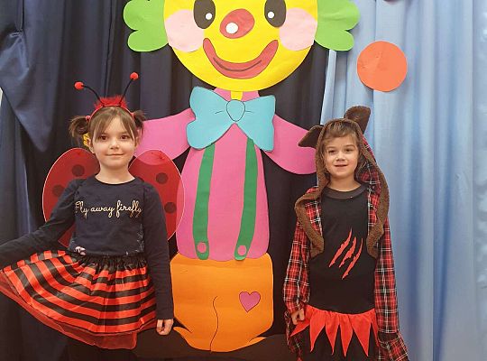 Dziewczynki stoją przy klownie