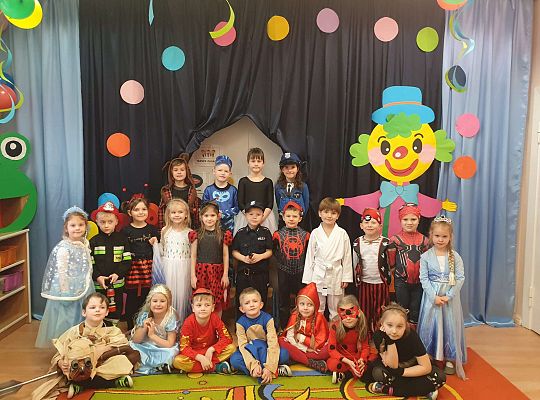 Zdjęcie grupowe na tle dekoracji