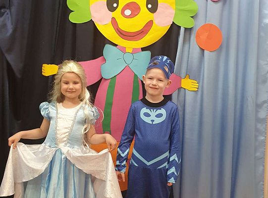 Dwoje dzieci na tle dekoracji