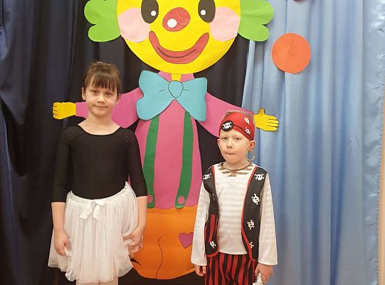 Dwoje dzieci na tle dekoracji