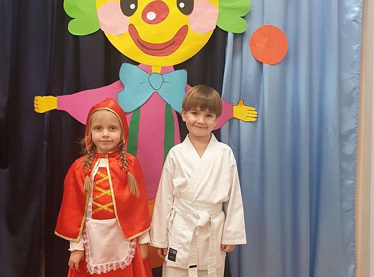 Dwoje dzieci na tle dekoracji