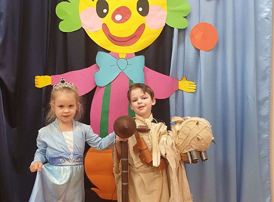 Dwoje dzieci na tle dekoracji