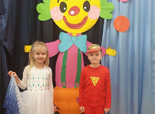 Dwoje dzieci na tle dekoracji