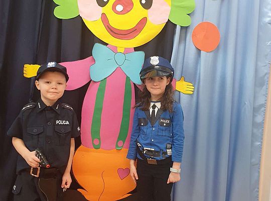 Dwoje dzieci na tle dekoracji