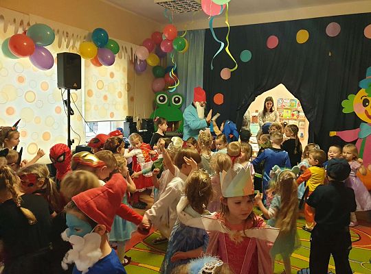 Dzieci tańczą na balu