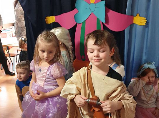 Dwoje dzieci na tle dekoracji