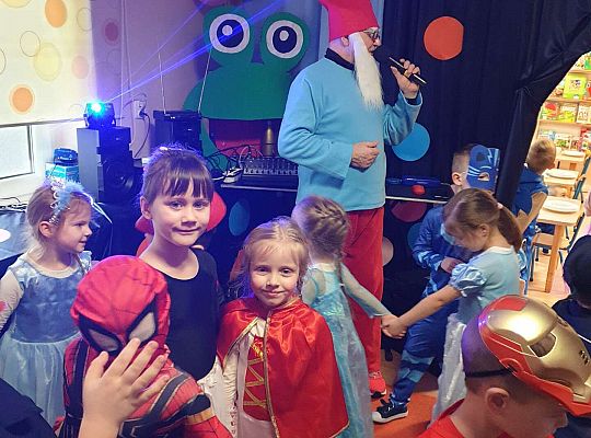 Dzieci tańczą na balu