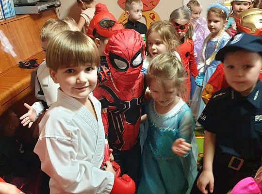 Dzieci tańczą na balu