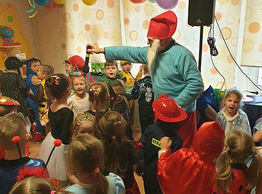 Dzieci tańczą na balu