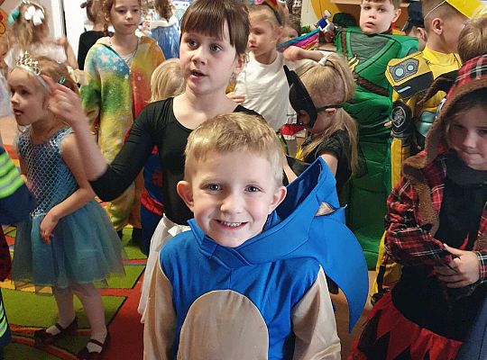 Chłopiec prezentuje strój karnawałowy