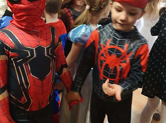 dzieci prezentują stroje karnawałowe