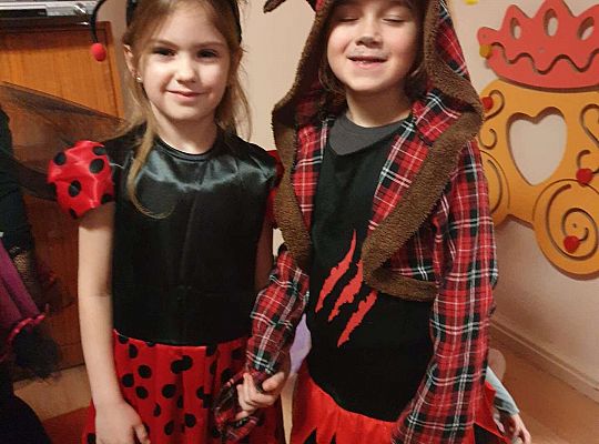 dzieci prezentują stroje karnawałowe