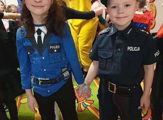 dzieci prezentują stroje karnawałowe