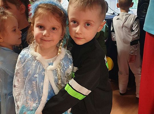 dzieci prezentują stroje karnawałowe