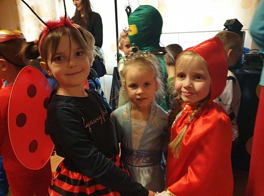 dzieci prezentują stroje karnawałowe