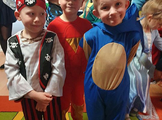 dzieci prezentują stroje karnawałowe