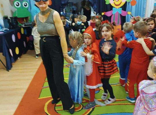 Dzieci tańczą na balu