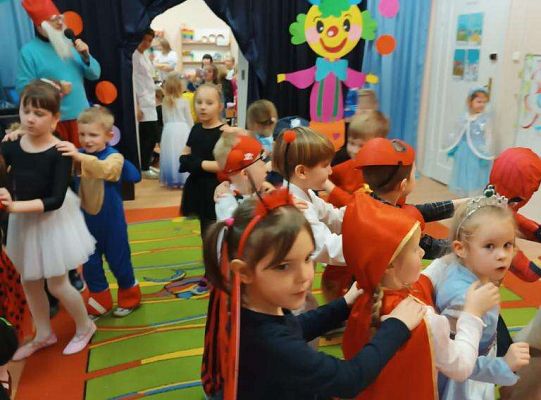 Dzieci tańczą na balu