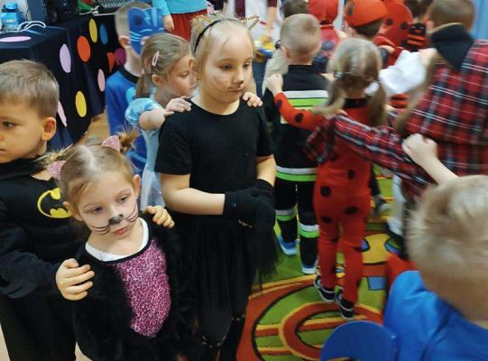 Dzieci tańczą na balu