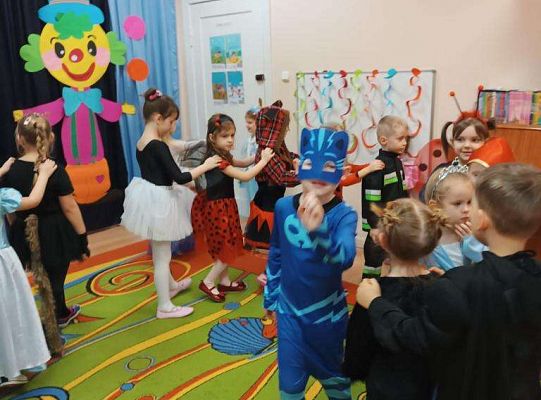 Dzieci tańczą na balu