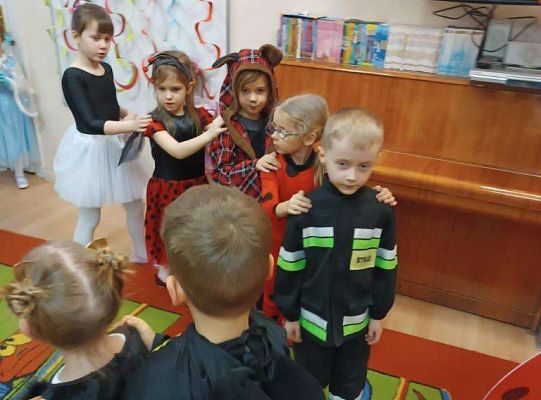 Dzieci tańczą na balu