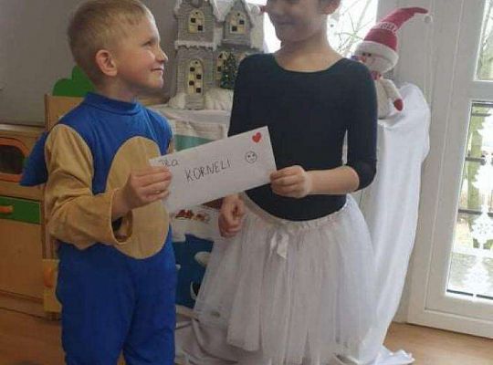 Chłopiec wręcza "walentynkę"