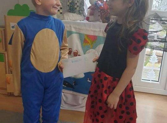 Chłopiec wręcza "walentynkę"