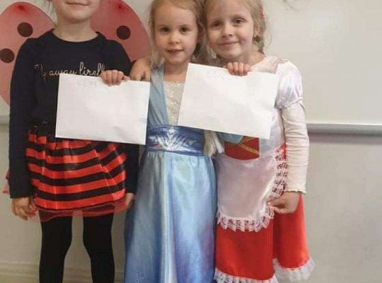 Dziewczynki prezentują swoje "walentynki"