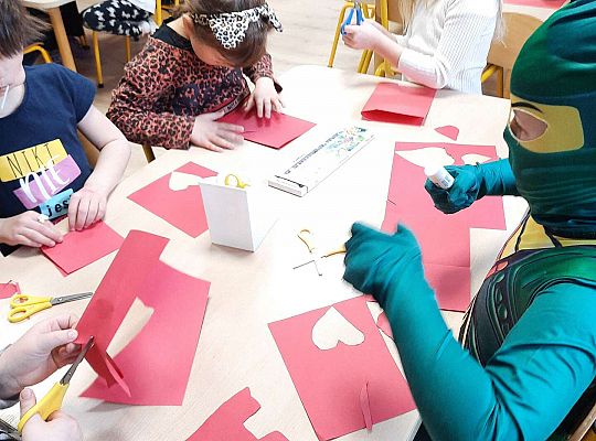 Dzieci wykonują swoje kartki walentynkowe