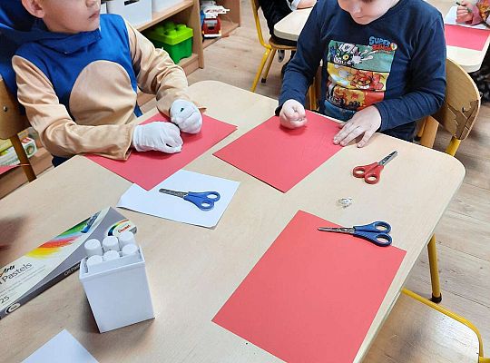 Dzieci wykonują swoje kartki walentynkowe