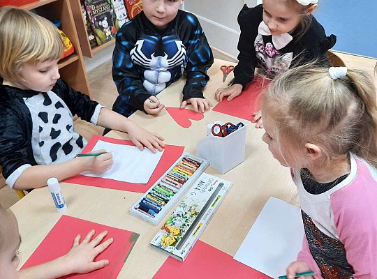 Dzieci wykonują swoje kartki walentynkowe