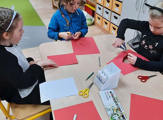 Dzieci wykonują swoje kartki walentynkowe