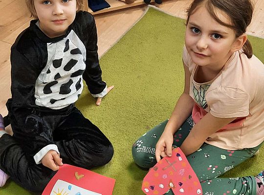 dzieci prezentują swoje kartki walentynkowe