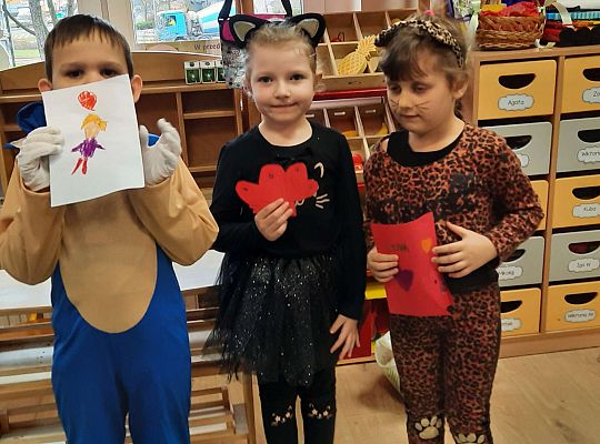 dzieci prezentują swoje kartki walentynkowe