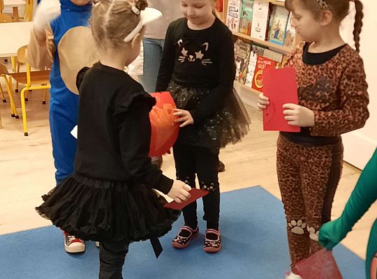 Dzieci wręczają sobie kartki walentynkowe