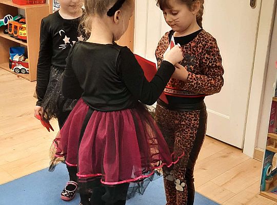 Dzieci wręczają sobie kartki walentynkowe