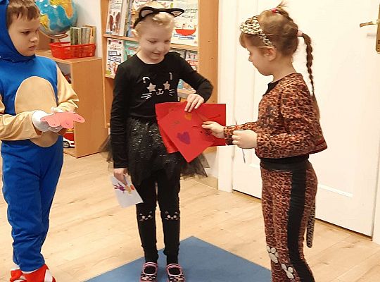 Dzieci wręczają sobie kartki walentynkowe