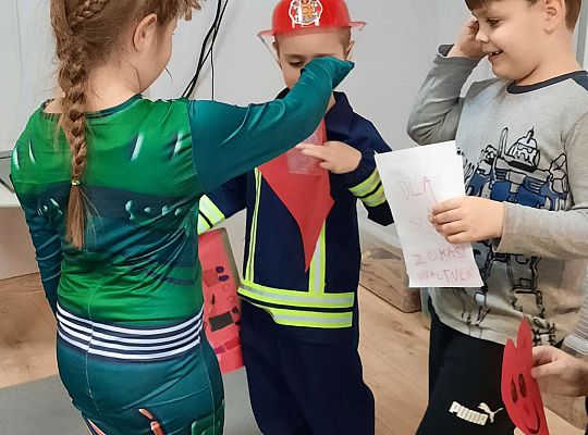 Dzieci wręczają sobie kartki walentynkowe