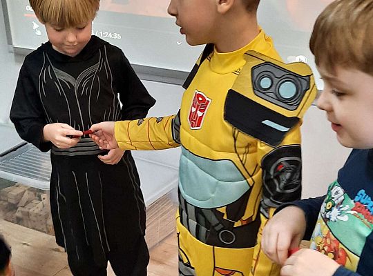 Dzieci wręczają sobie kartki walentynkowe