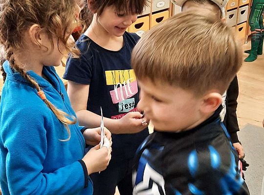 Dzieci wręczają sobie kartki walentynkowe