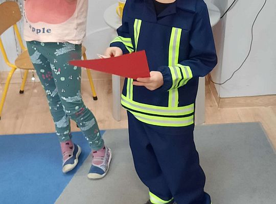 Dzieci wręczają sobie kartki walentynkowe