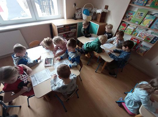 Dzieci wykonują zadanie z projektu