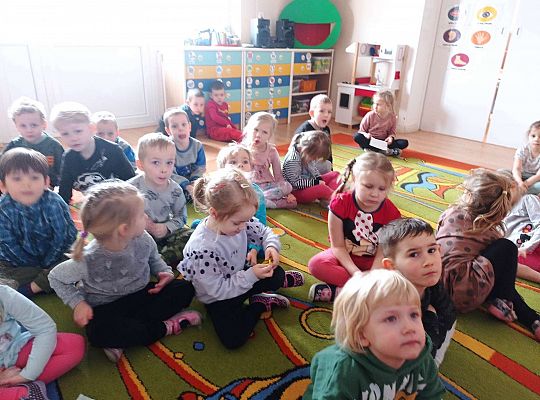 Dzieci oglądają i omawiają prezentację multimedialną