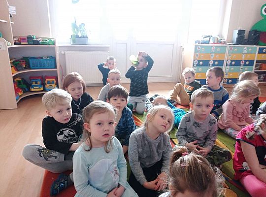 Dzieci oglądają i omawiają prezentację multimedialną