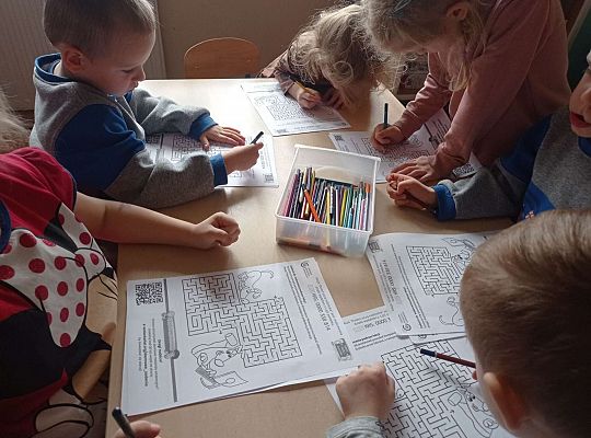 Dzieci wykonują zadanie z projektu