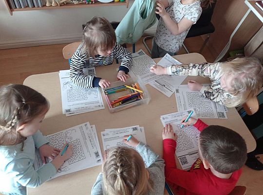 Dzieci wykonują zadanie z projektu