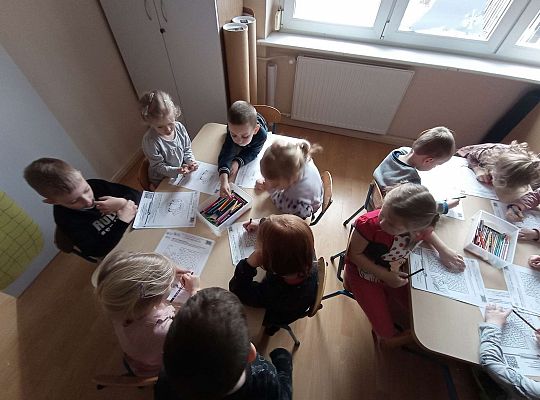 Dzieci wykonują zadanie z projektu