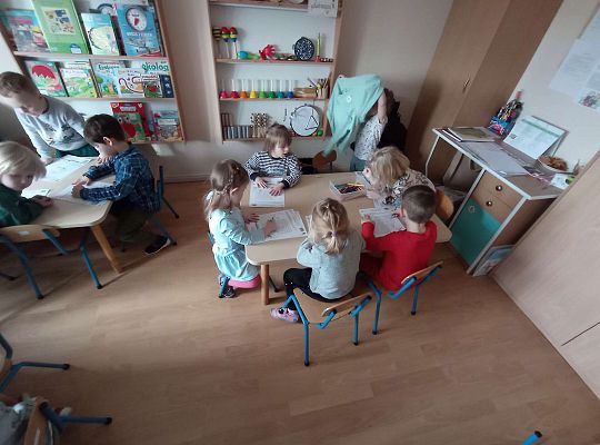 Dzieci wykonują zadanie z projektu